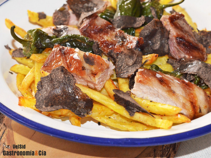 Secreto de cerdo con patatas, pimientos y trufa negra