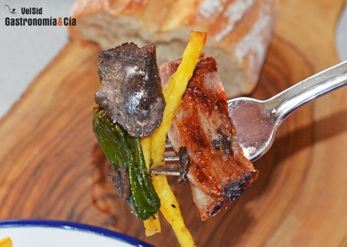 Secreto de cerdo con patatas, pimientos y trufa negra