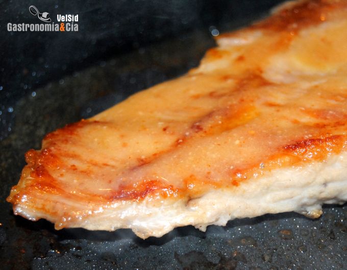 Secreto de cerdo con praliné y judías verdes