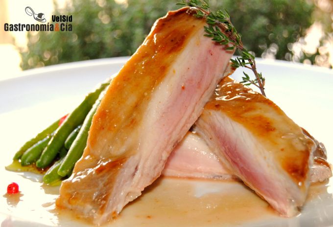 Secreto de cerdo con praliné y judías verdes