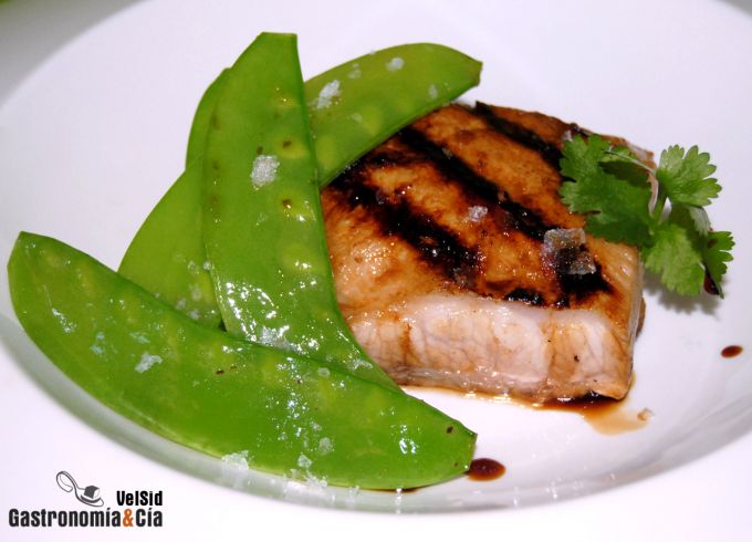 Secreto de cerdo teriyaki con tirabeques