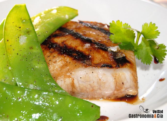 Secreto de cerdo teriyaki con tirabeques