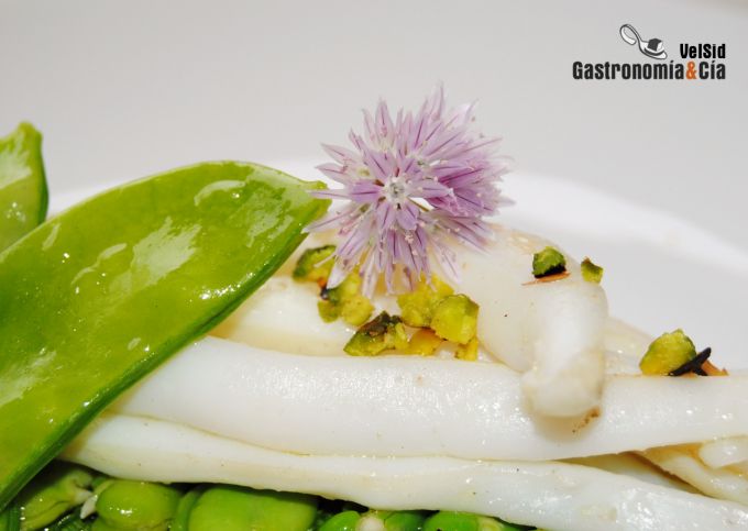 Sepia con habas y emulsión de remolacha ahumada