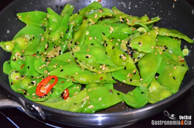 Fideos soba con tirabeques y guindilla