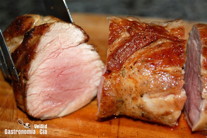 Solomillo con crema de guisantes y jamón