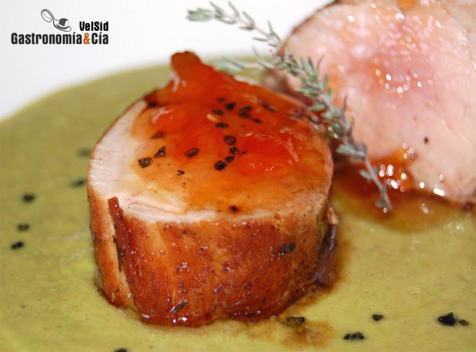 Solomillo con crema de guisantes y jamón