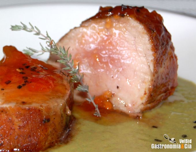 Solomillo con crema de guisantes y jamón