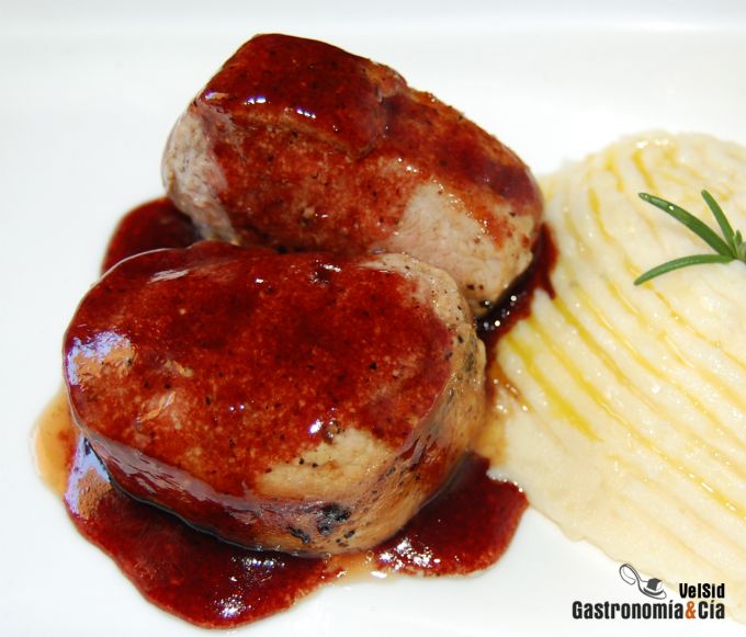 Solomillo con glaseado de arándanos y parmentier de rom