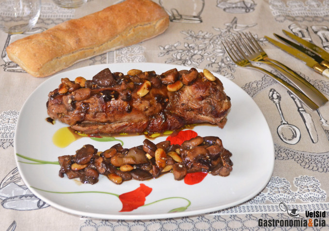 Solomillo de cerdo con setas y almendras