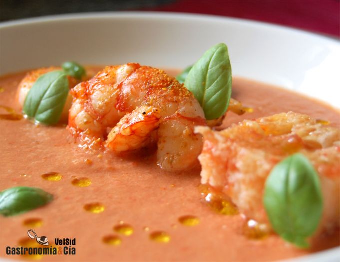 Sopa fría, pan con tomate y langostinos