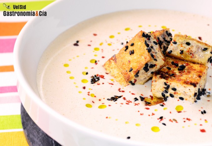 Sopa fría de tofu y almendras