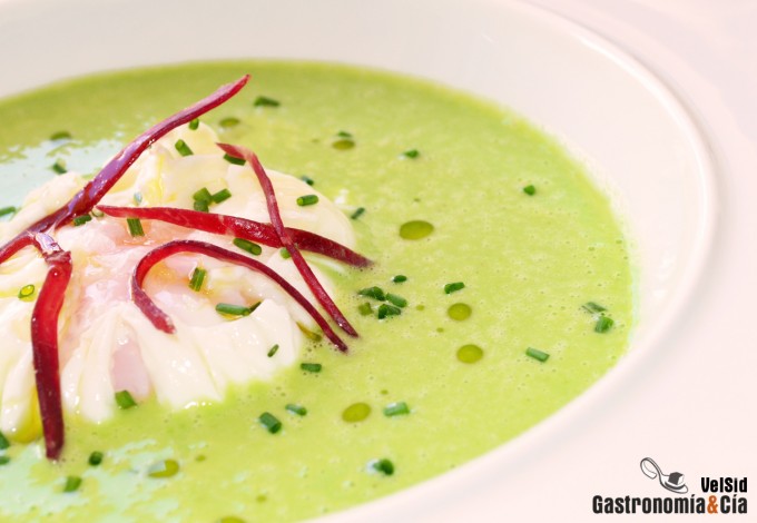 Sopa fría de guisantes con huevo y cecina