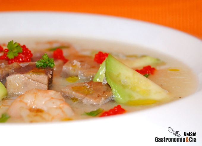 Sopa de melón al jengibre con atún teriyaki y aguacate