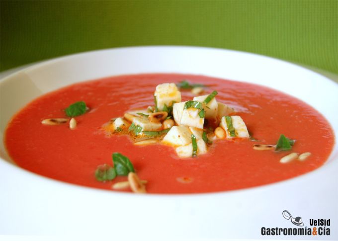 Sopa de tomate, mozzarella y albahaca