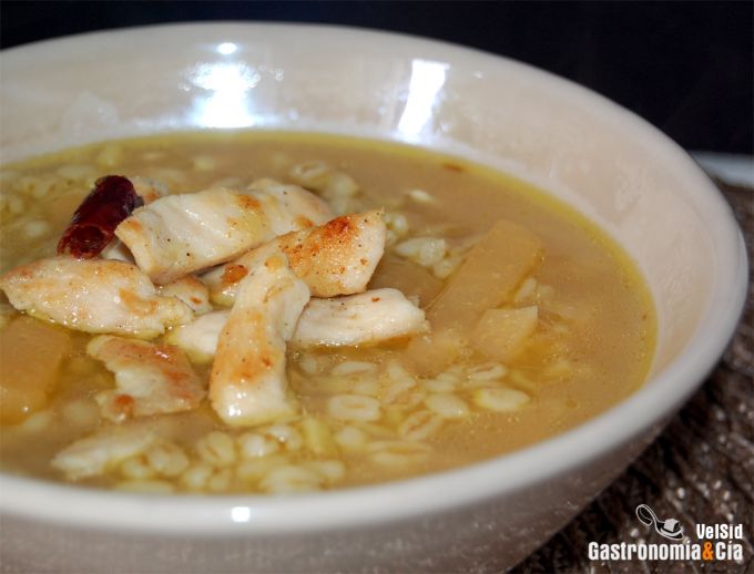 Sopa de trigo tierno y pollo al jengibre