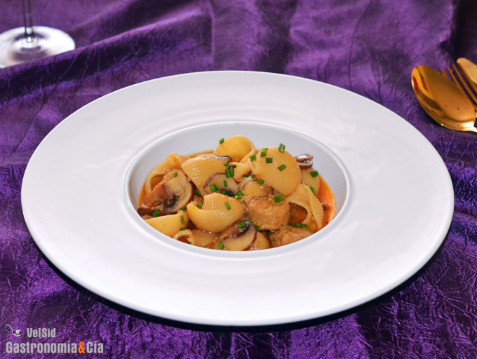 Sopa de galets, setas y salchichas veganas