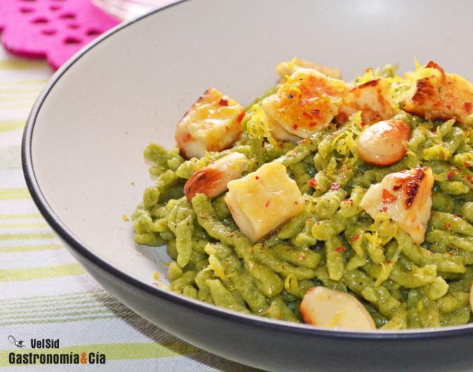 Späetzle de espinacas con halloumi con chile y limón