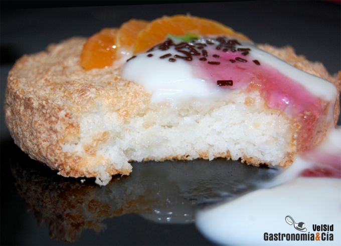 Sultana de coco con cremoso de yogur y violetas