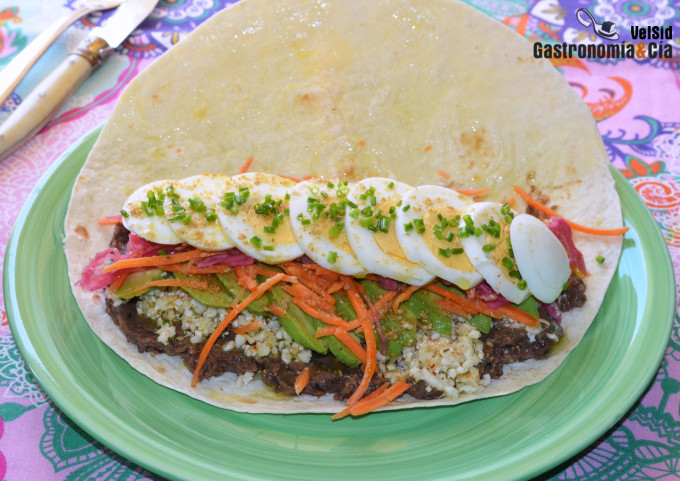 Tacos de fríjoles negros, coliflor, aguacate y huevo
