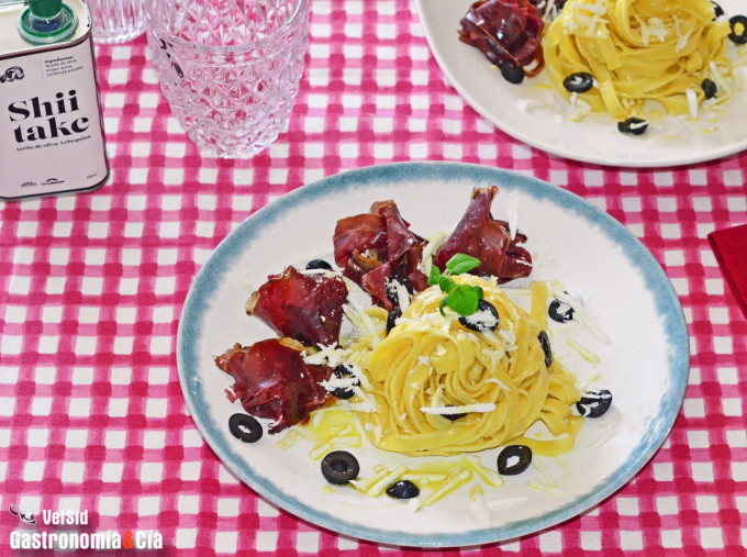 Tagliatelle con ricota salada, cecina y aceite de shiit