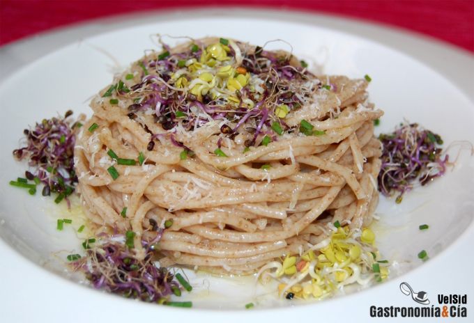 Espaguetis integrales con germinados y aceite de jengib