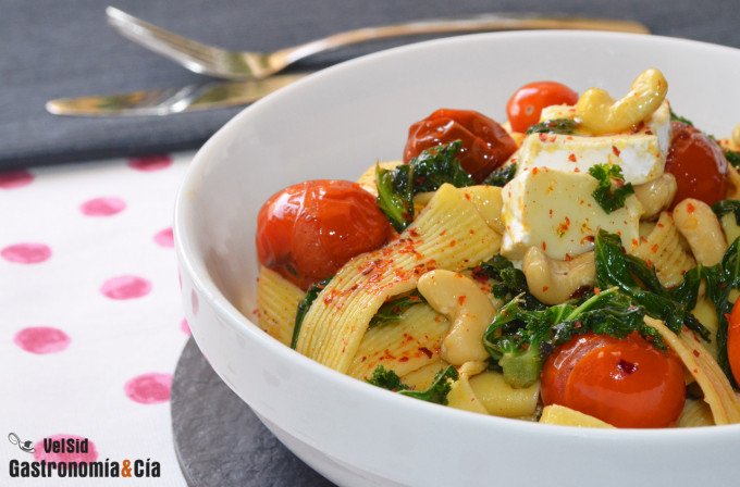 Tallarines con kale y tomates frescos