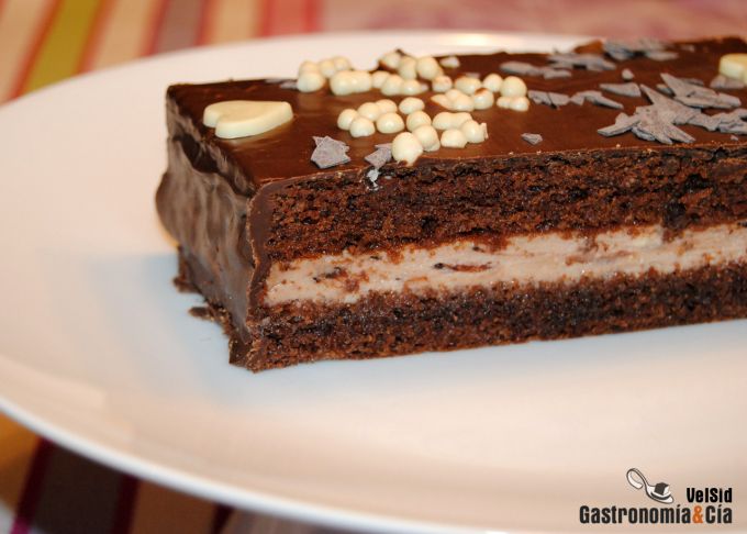 Pastel de chocolate relleno de mascarpone, yogur griego