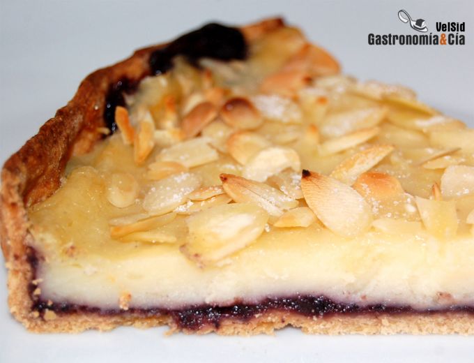 Tarta de crema frangipane y mermelada de arándanos