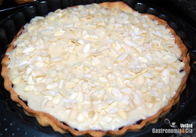 Tarta de crema frangipane y mermelada de arándanos