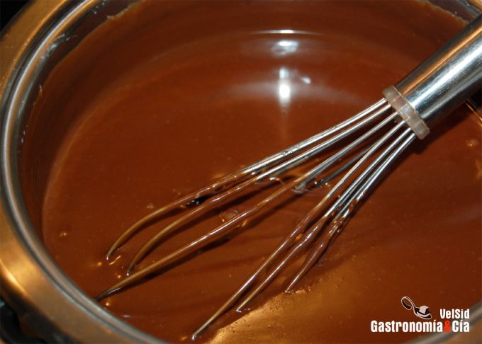 Tarta de hojaldre con ganache de chocolate y nueces