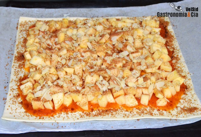 Tarta de manzana, caqui y almendra