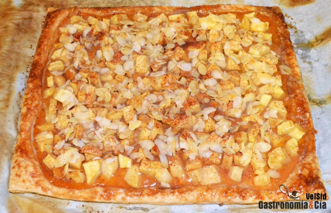 Tarta de manzana, caqui y almendra