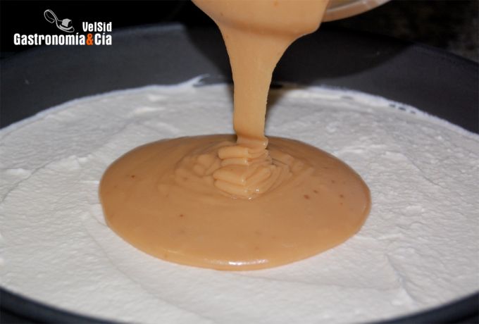 Tarta de chocolate, caramelo y nata