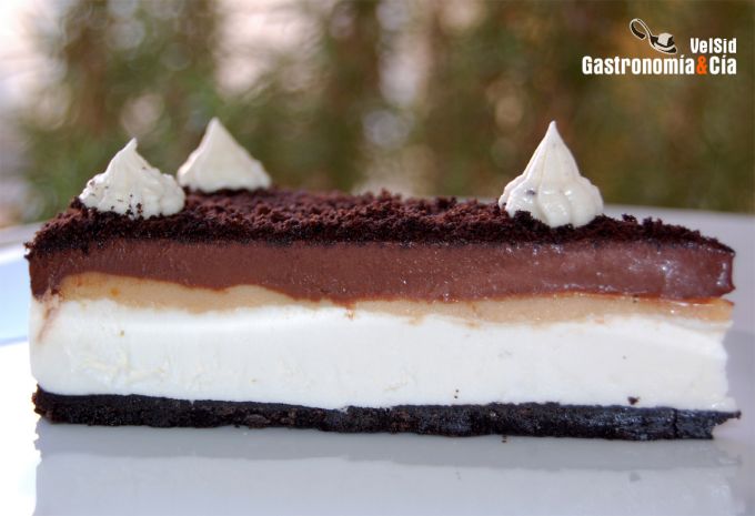 Tarta de chocolate, caramelo y nata