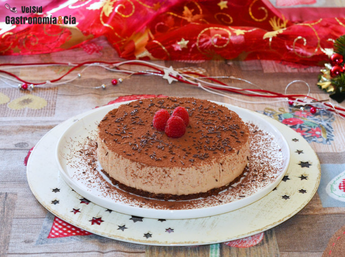 Tarta de queso y turrón con base de chocolate (sin horn