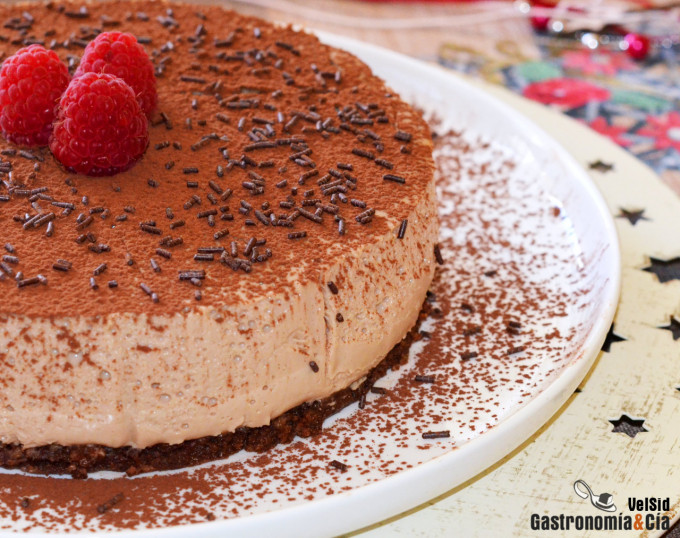 Tarta de queso y turrón con base de chocolate (sin horn