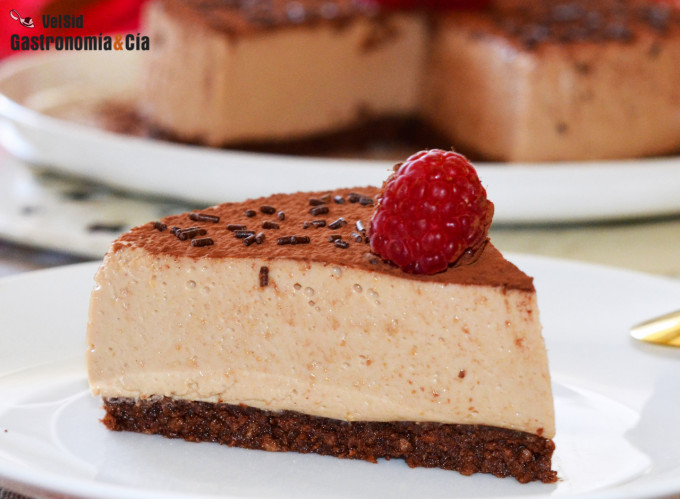 Tarta de queso y turrón con base de chocolate (sin horn