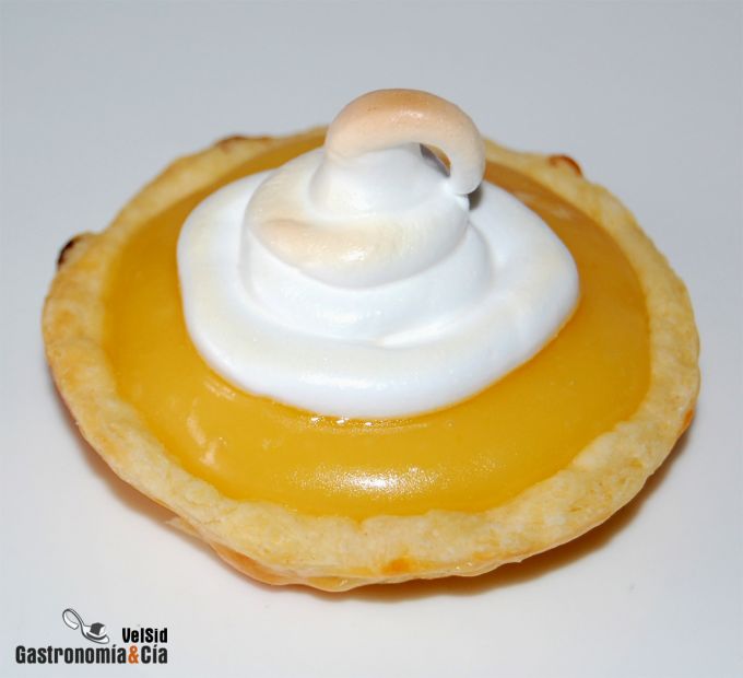 Tartaletas de crema de limón y merengue