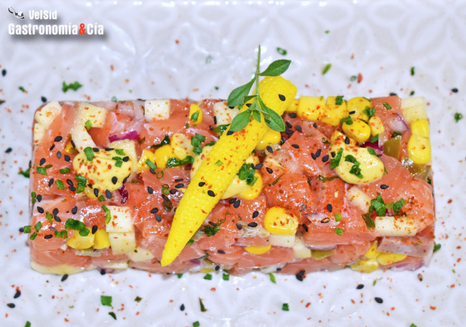  Tartar de salmón con jalapeño, manzana y maíz
