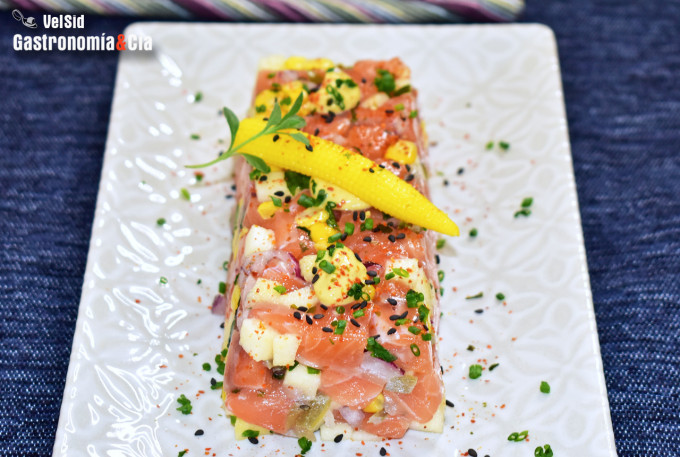  Tartar de salmón con jalapeño, manzana y maíz