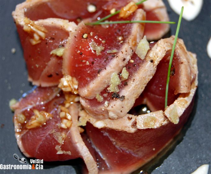 Tataki de atún con ajoblanco