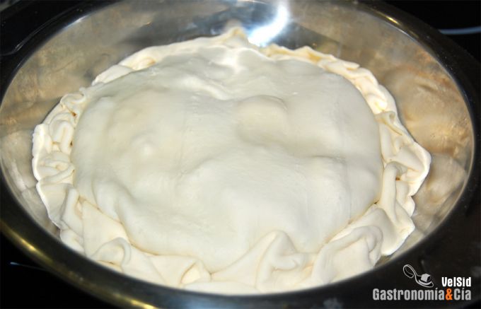 Tarta tatin de plátano y nueces