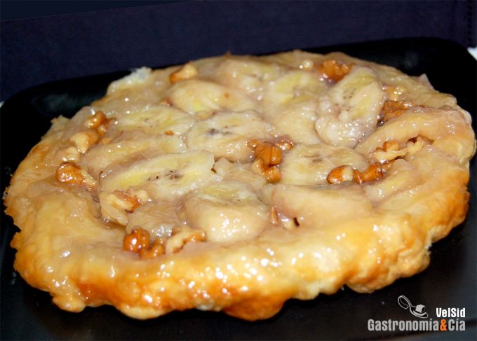 Tarta tatin de plátano y nueces