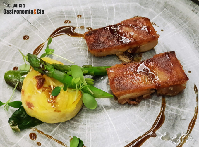 Crujiente de cochinillo a baja temperatura y tatín de p