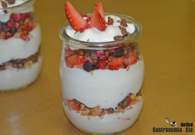 Espuma de yogur con almendra garrapiñada