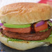 Hamburguesa vegana Beyond Burger con rúcula, aguacate y
