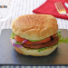 Hamburguesa vegana Beyond Burger con rúcula, aguacate y