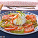 Burrata con tomate verde a la parrilla y salsa romesco