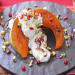 Calabaza asada con salsa cremosa de yogur, queso, pista