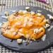 Caqui con queso manchego y nueces de macadamia